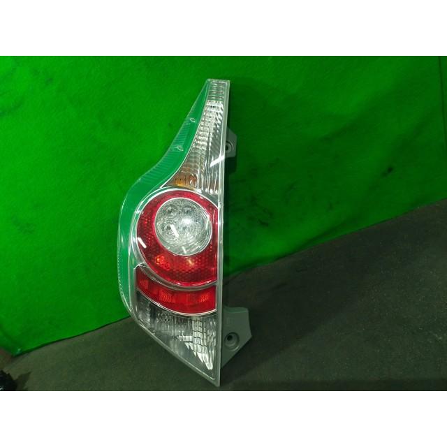 アクア DAA-NHP10 左テールランプ 8T4 81560-52690 : YRCヤフー