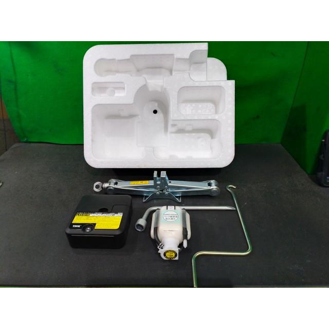 カローラフィールダー DBA-NZE161G 車載工具 4T3 64777-12130 : YRC