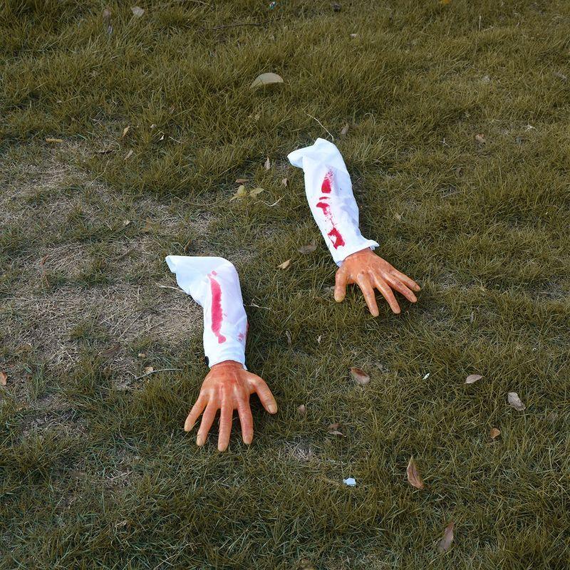 ハロウィン 偽の切断された腕の手 血まみれの人間の体パーツ 幽霊の家 吸血鬼 ゾンビ ハロウィン パーティー デコレーション 2個 (左右) ハロウィン 偽の切断された腕の手 血まみれの人間の体パーツ 幽霊の家 吸血鬼 ゾンビ パーティー デコレーション 2個 左右
