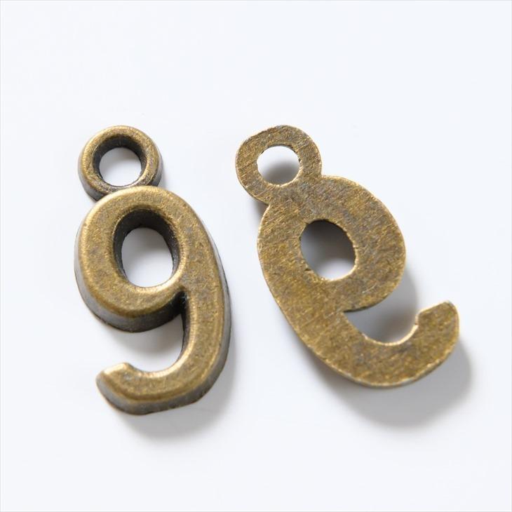 チャーム 数字 9 カン付き アンティークゴールド 10mm 2個 2ヶ