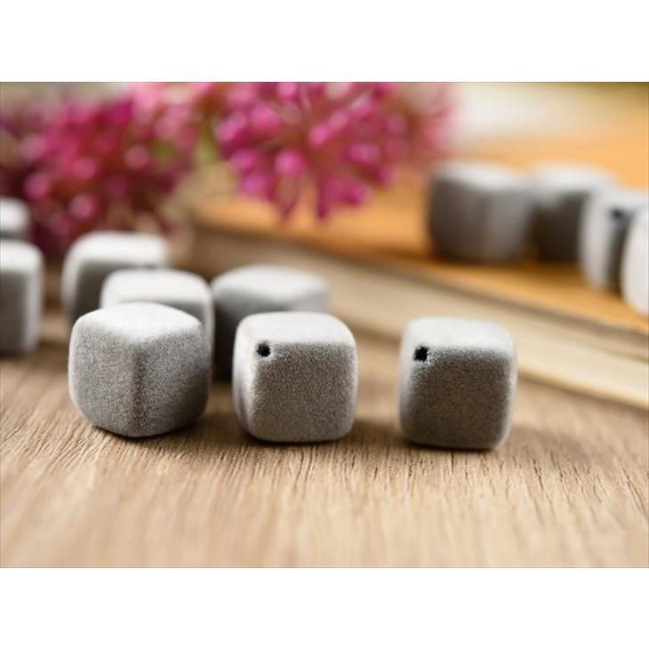 フロッキービーズ 立方体 グレー 灰色 約14mm 約1.4cm 約12個 斜め穴