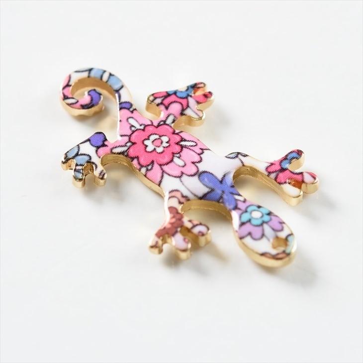 メタルチャーム 花柄トカゲ 29mm ピンク 1個 1ヶ 通し穴付 金属