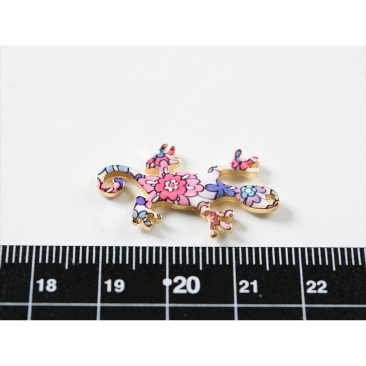 メタルチャーム 花柄トカゲ 29mm ピンク 1個 1ヶ 通し穴付 金属