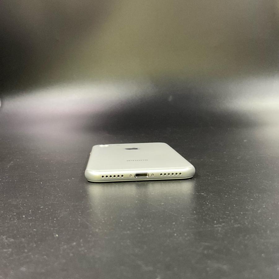 Apple 【全額返金保証】【最速発送】 iPhone 8 64GB シルバー docomo