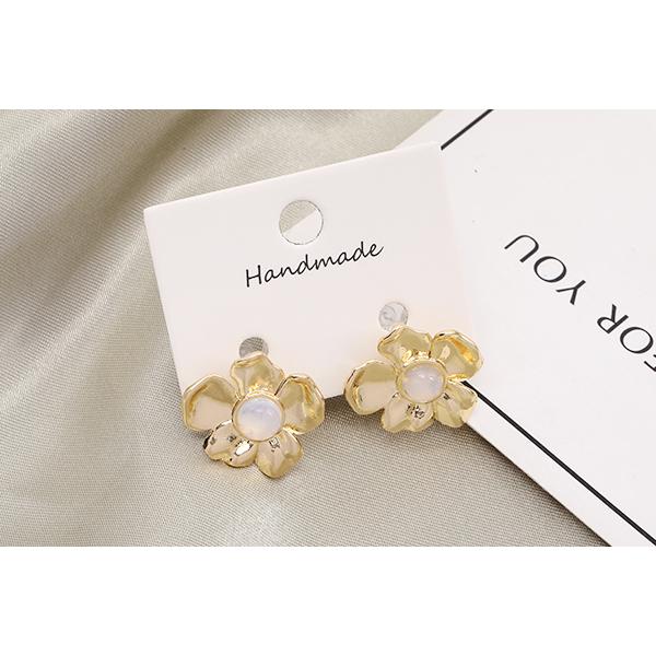 樹脂ノンホールピアス フラワー ホワイトオパール付き 18×20mm（1ペア