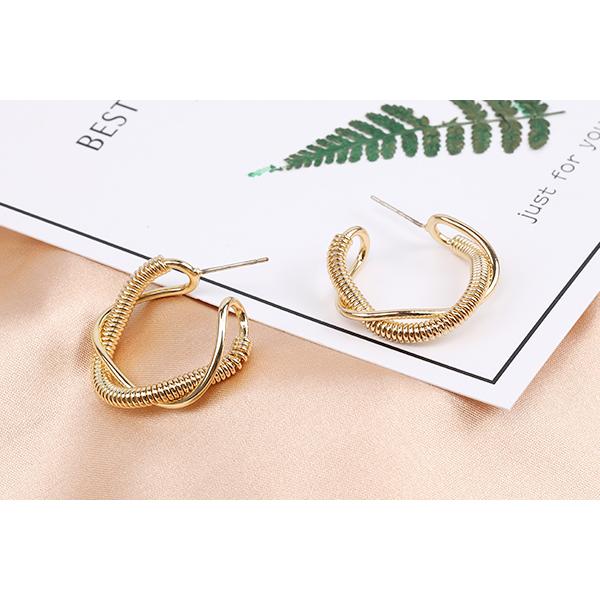 高品質デザインピアス ツイストフープピアス 5×26mm ゴールド（2ヶ