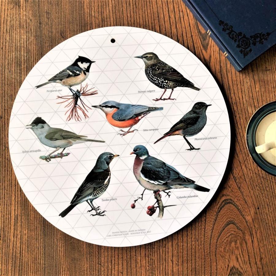 1590円 くらしを楽しむアイテム 北欧ブランド 木製 マルチボード サークルプレート 野鳥 鳥 北欧雑貨 Koustrupamp Co Garden Birds 庭園の野鳥 直径35cm