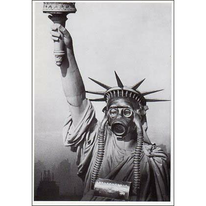 ポストカード モノクロ写真「ガスマスクをしている自由の女神」