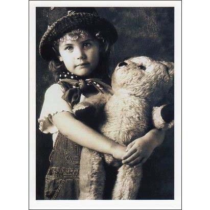 ポストカード モノクロ写真 ぬいぐるみを抱いた少女ロベルタ