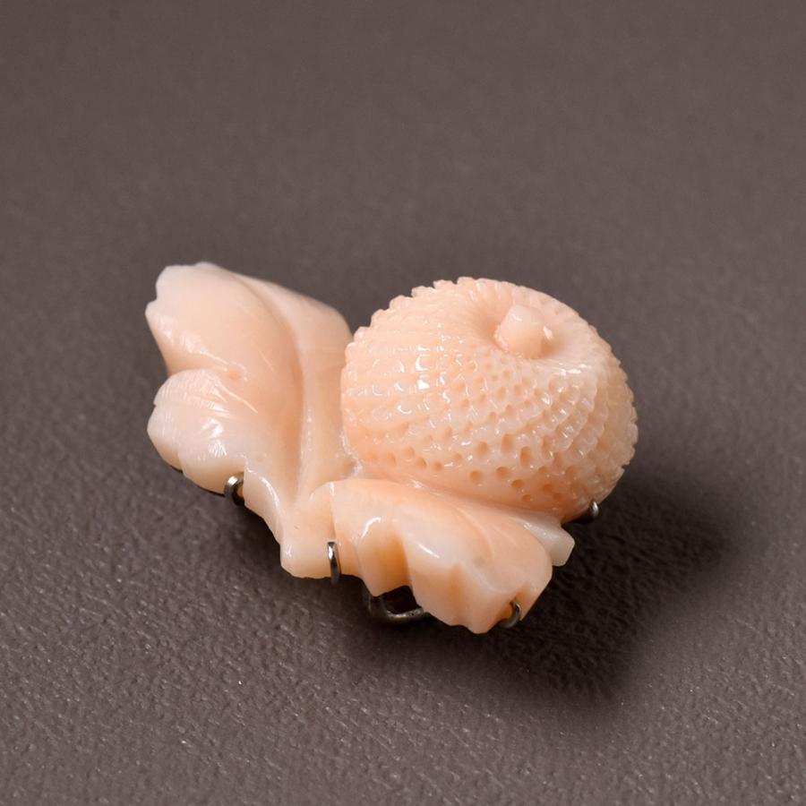 【新作！6月珊瑚フェア25%OFFクーポンご利用で120000円】ミッド珊瑚 ポンポン菊 帯止めの画像