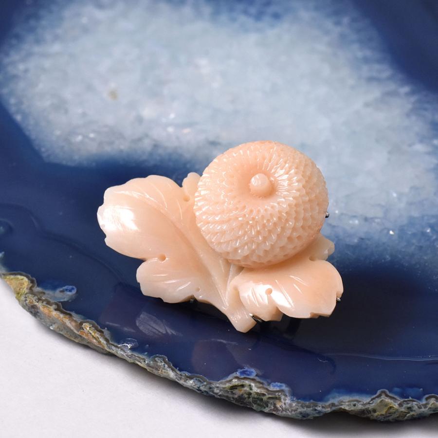 【新作！6月珊瑚フェア25%OFFクーポンご利用で120000円】ミッド珊瑚 ポンポン菊 帯止めの画像