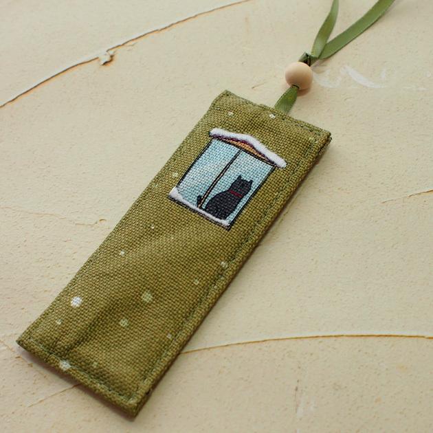 日本限定モデル 猫のしおり 猫柄 布しおり 刺しゅう 雪と猫 栞 ブックマーカー 和風 文房具 ステーショナリー ギフト 猫雑貨 ネコグッズ ねこ キャット