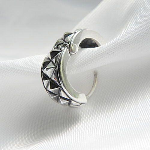 エッジの効いたフープタイプのメンズピアス ローゼンジピアス メンズ