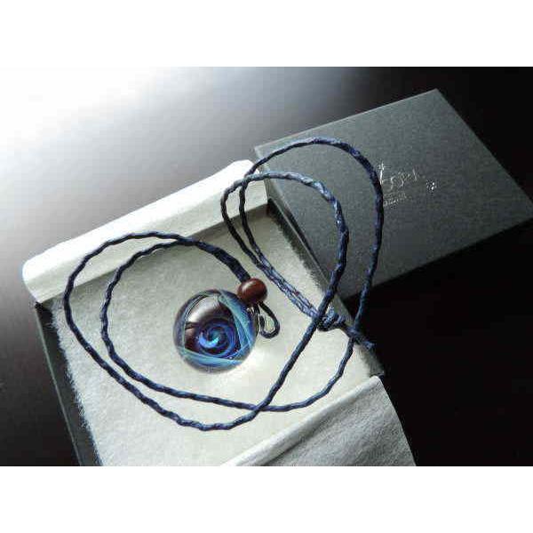 きらめくガラスの宇宙ペンダント惑星 宇宙ガラスネックレス 宇宙ガラス