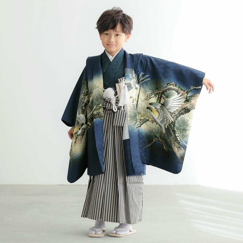 【新品未使用】七五三 着物 鷹のデザイン 95cm 七五三 着物 レンタル 753 5歳 男の子 紺 鷹に松×黒縞(BY190) 端午の