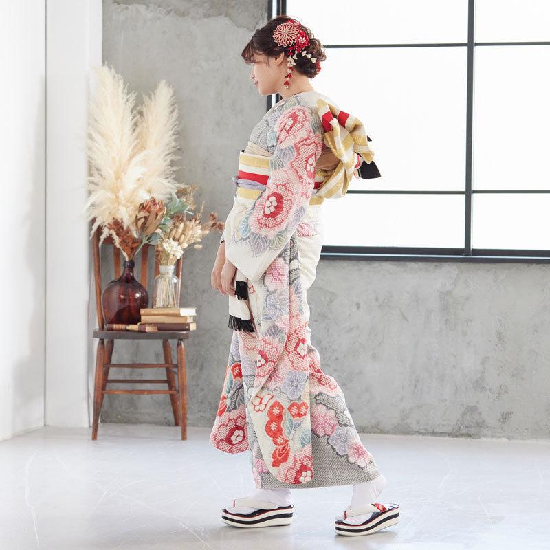 振袖レンタル 白×グレー 総絞り 胡蝶に牡丹 成人式 結婚式 モデル着用