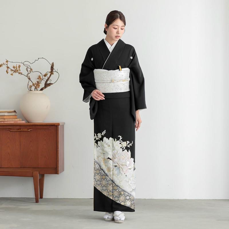 D165 黒留袖　牡丹刺繍　花車　正絹　着物　袷　しつけ糸付き未使用極美品 YUMI KATSURA（ユミカツラ） 黒留袖 レンタル 桂由美 結婚式 刺繍 白