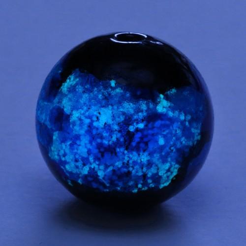 純銀箔入り 蓄光ほたる18mm 暗闇で光る蛍 ブルー 1個 2穴 ほたる 蓄光 沖縄ホタルガラス ホタル石 琉球ホタル 蜻蛉玉 トンボ玉 ビーズ 蓄光 547 クラフトハウス 通販 Yahoo ショッピング