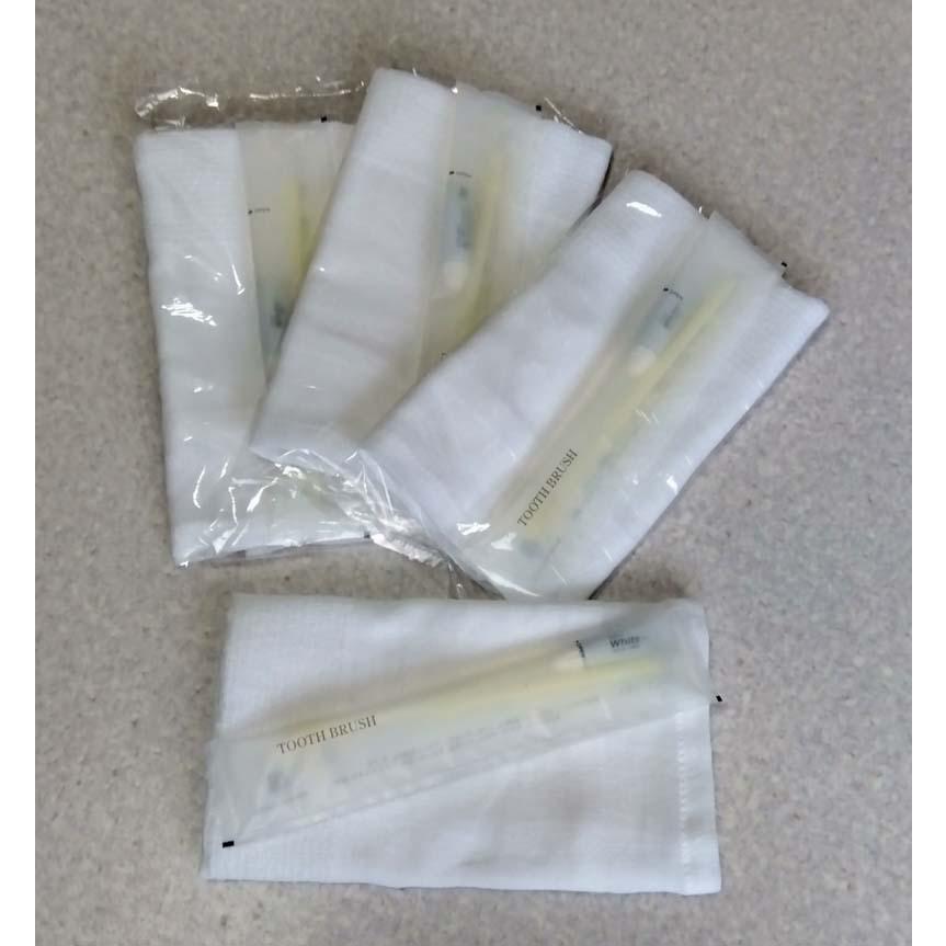 （送料無料）タオル100匁白歯ブラシ入り（旅館、ホテル客室用白タオルハブラシ入りポリ袋入り）（300セット）（北海道、沖縄、離島、は別途送料がかかります。） |  | 02