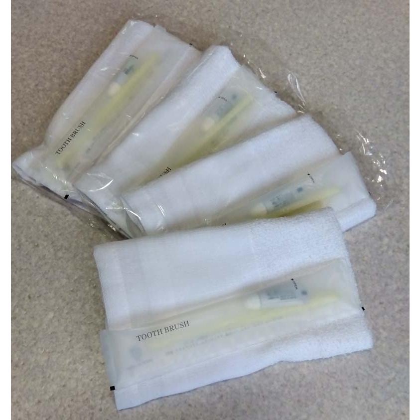 （送料無料）タオル120匁白ハブラシ入り（旅館、ホテル客室用白タオルハブラシ入りセット）（200セット)（北海道、沖縄、離島、は別途送料がかかります。） |  | 02