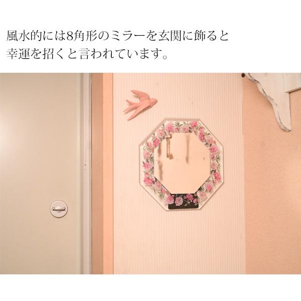 八角形の鏡を玄関に飾ると風水で開運に繋がると言われています
