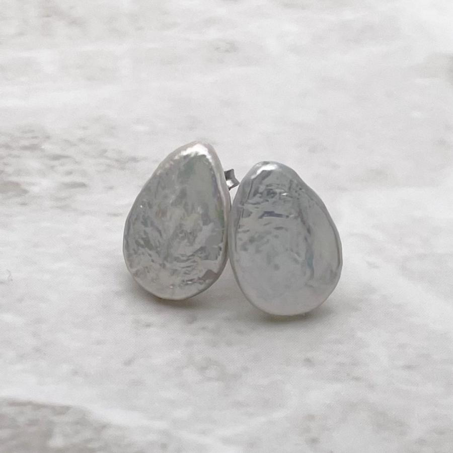 ワケありな逸品】大きなフラット雫パールのピアス/イヤリング 13mm 