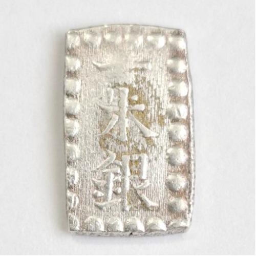 とても古い銀の箱です。刻印があります。銀かもしれません。245.5gあります。 とても古い銀の箱です。刻印があります。銀かもしれません。245.5g