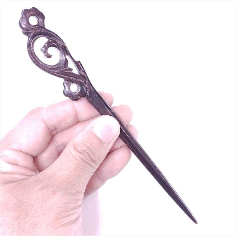 黒檀の三味線の簪作りは指す方が沖縄の女性用簪ジーフアの六角形の形になっています， 黒檀の三味線の簪作りは指す方が沖縄の女性用簪ジーフアの六角形