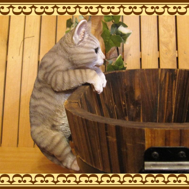 猫の置物 リアルな猫の置物 ぶらさがりキャット ブラウングレー ねこのフィギア ネコのオブジェ ガーデニング 玄関先 陶器 アメショー