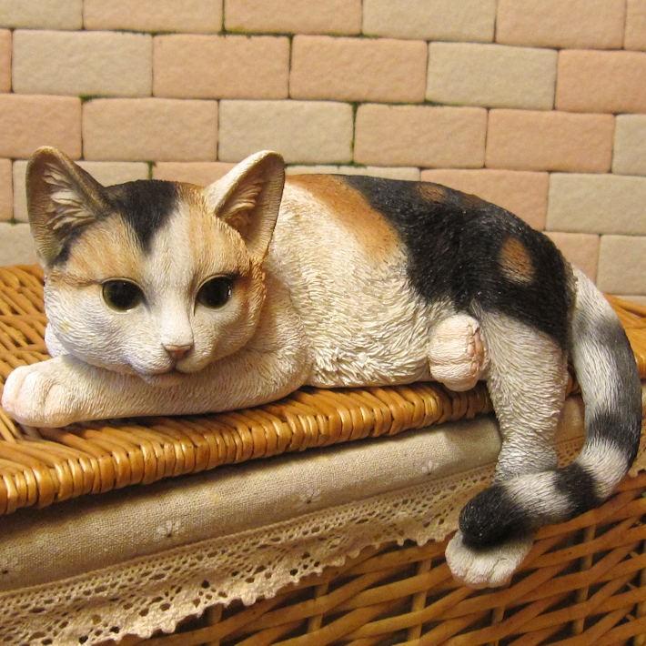 猫の置物 リアルな猫の置物 寝そべり キャット ミケ 三毛猫 猫雑貨 