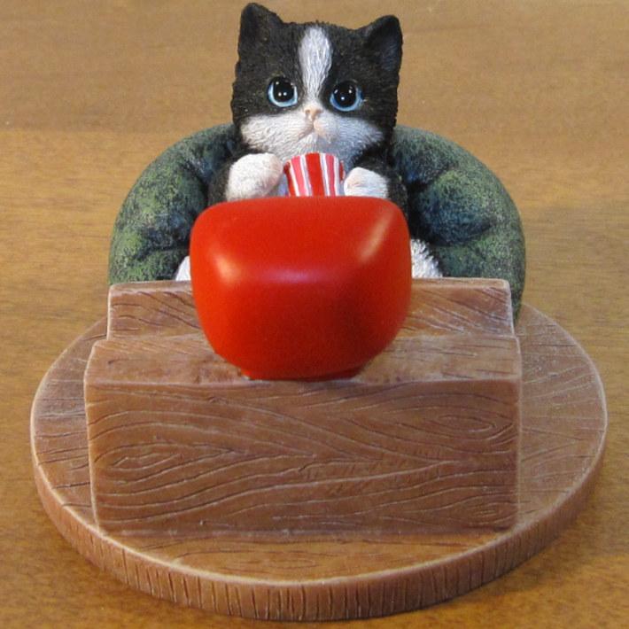 置物 動物 可愛い 猫の置物 ハチワレ レトロ風 スマホスタンド