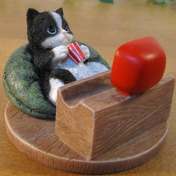 置物 動物 可愛い 猫の置物 ハチワレ レトロ風 スマホスタンド