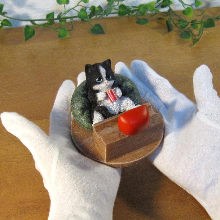 置物 動物 可愛い 猫の置物 ハチワレ レトロ風 スマホスタンド