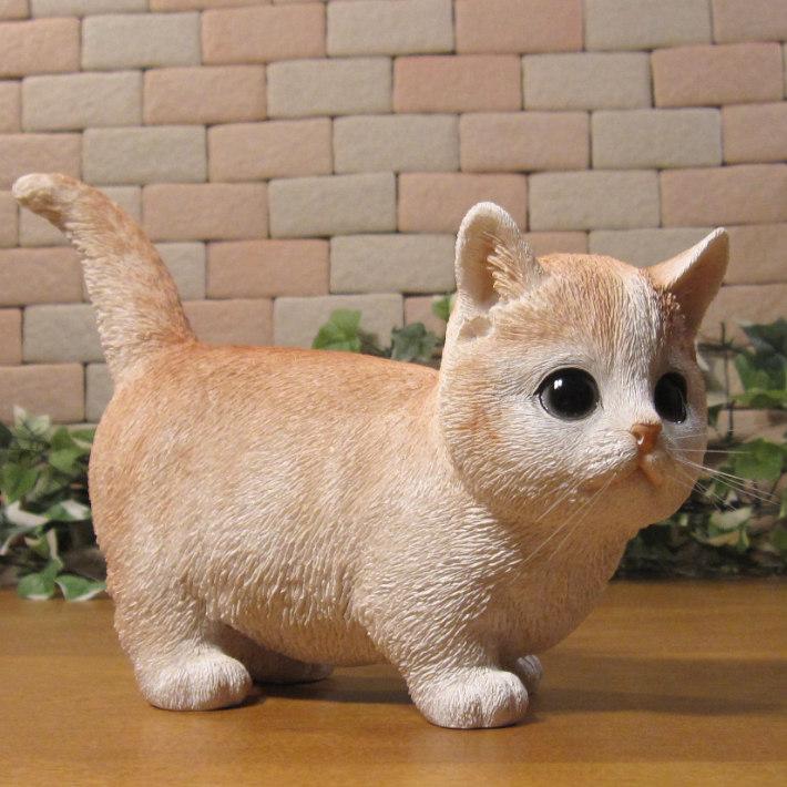 置物 動物 可愛い 猫の置物 マンチカン 斜め向き クリーム 仔ねこの