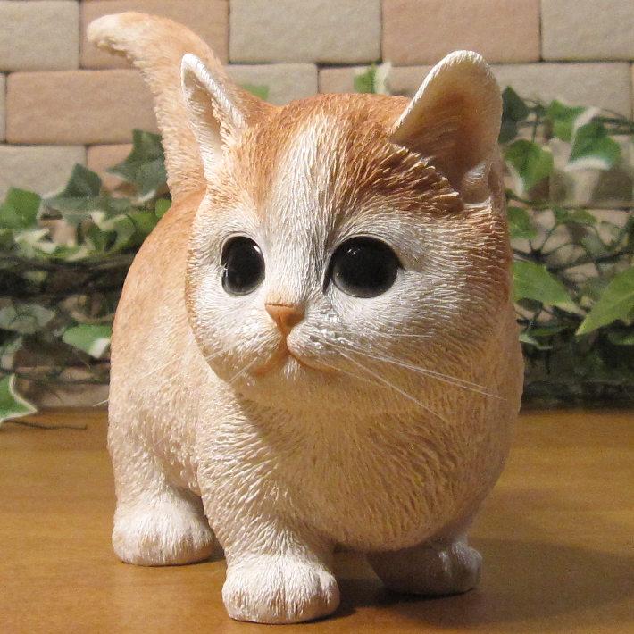 置物 動物 可愛い 猫の置物 マンチカン 斜め向き クリーム 仔ねこの 