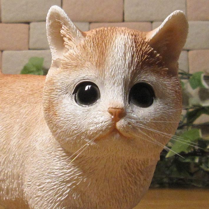 置物 動物 可愛い 猫の置物 マンチカン 斜め向き クリーム 仔ねこの