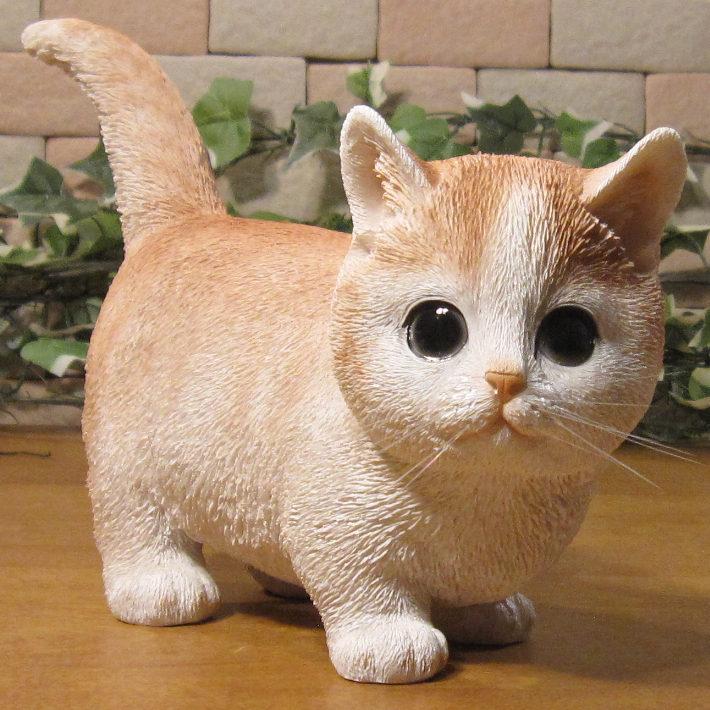 置物 動物 可愛い 猫の置物 マンチカン 斜め向き クリーム 仔ねこの