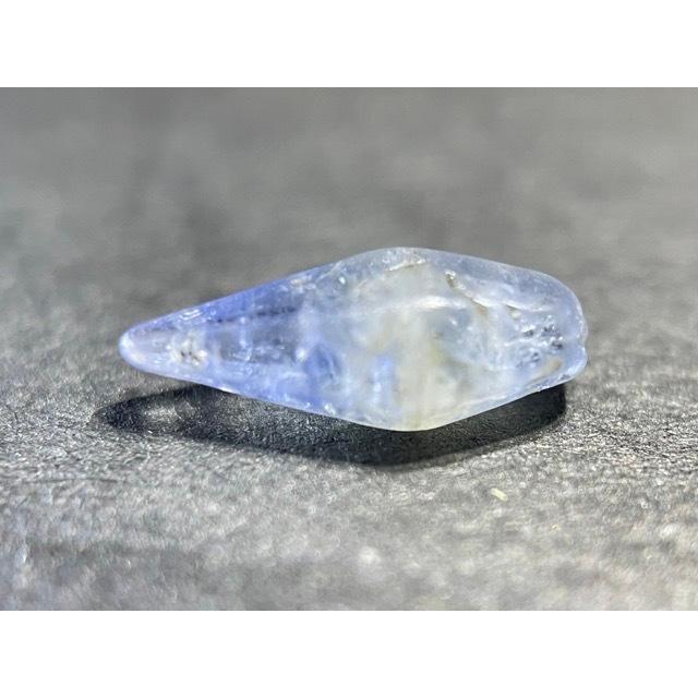 サファイア 原石 約5.40ct 鉱物標本 コランダム　スリランカ産 サファイア サファイアクリスタルコランダム 天然原石 0.93カラット