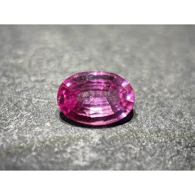 ホットピンクサファイア0.58カラット オーバルカットカット非加熱 