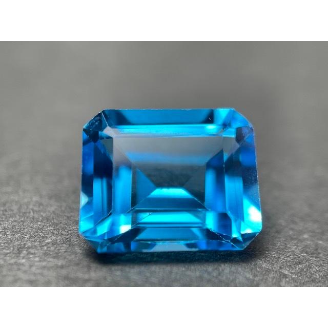 ブルートパーズルース スイスブルートパーズ8.00カラット エメラルドカット 美しいスイスブルーカラーの画像