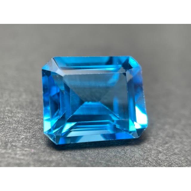 ブルートパーズルース スイスブルートパーズ8.00カラット エメラルドカット 美しいスイスブルーカラーの画像