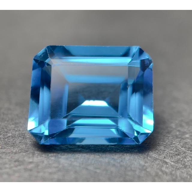 ブルートパーズルース スイスブルートパーズ8.00カラット エメラルドカット 美しいスイスブルーカラーの画像