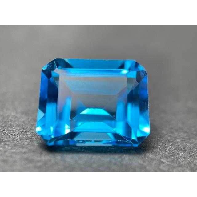 ブルートパーズルース スイスブルートパーズ8.00カラット エメラルドカット 美しいスイスブルーカラーの画像