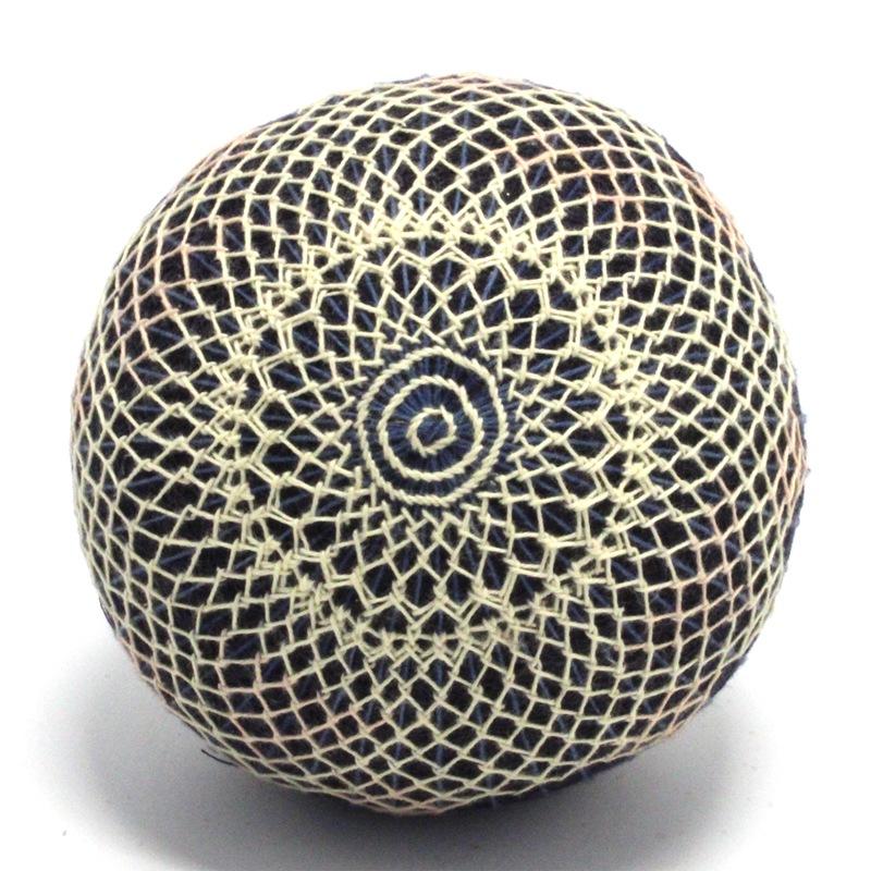 伝統工芸 手作り かがり手まり 紺色と格子模様 縁起物 : 雑貨ロビン