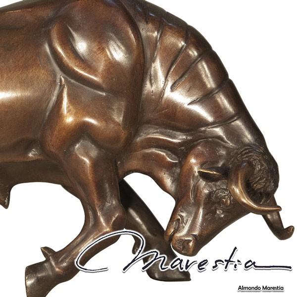 ブラス Marestia マレスティア 頭を下げた頭突きポーズの雄牛