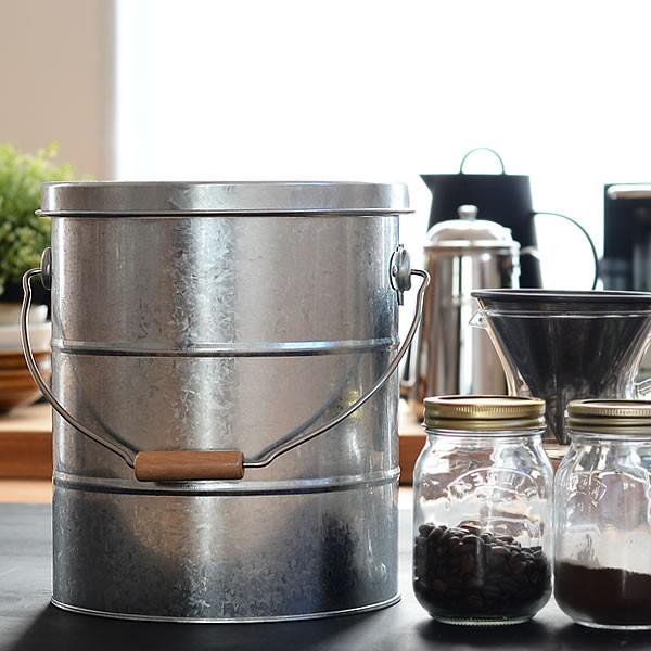 全国宅配無料 オバケツ 米びつ 5kg 缶 日本製 計量カップ付き ライスストッカー おしゃれ お米 収納4 730円 Aynaelda Com