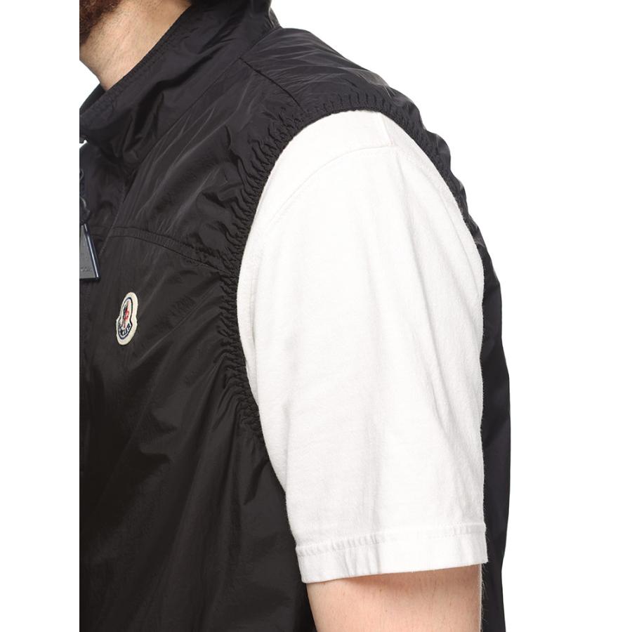 MONCLER（モンクレール） 胸元ジッパーポケット付き ロゴパッチ