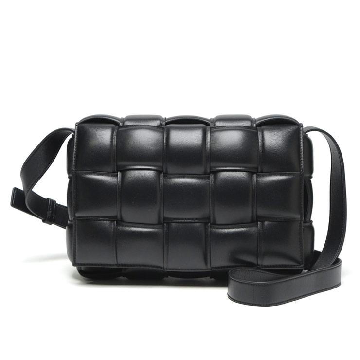 BOTTEGA VENETA（ボッテガ・ヴェネタ） イントレチャートレザー