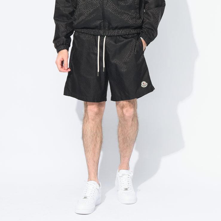 MONCLER　黒 ショートパンツ サイド　メッシュ MONCLER（モンクレール） ショートパンツ メンズ モノグラムプリント
