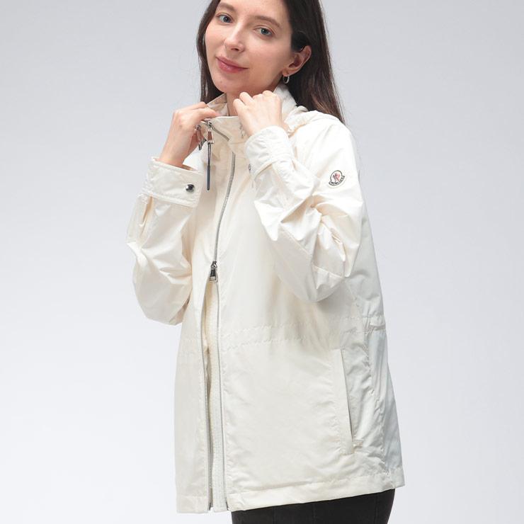 美品　MONCLER フード付きホワイトジャケット　ブルゾン　マウンテンパーカー MONCLER モンクレール メンズ アウター ブランド ロゴ コード フード